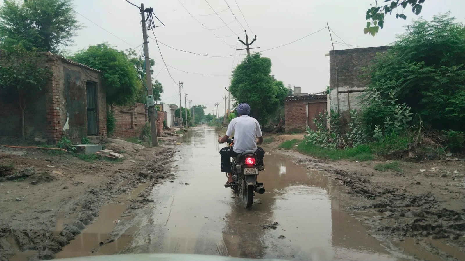 जाखल के चांदपुरा गांव में मुख्य मार्ग बदहाल, गंदे पानी से गुजरने को मजबूर ग्रामीण और स्कूली बच्चे