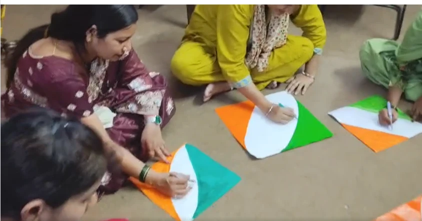 कैथल में 'मां तुझे सलाम' पतंग प्रतियोगिता आयोजित, सैकड़ों महिलाओं ने महिला अधिकारों के समर्थन में उड़ाई पतंगें