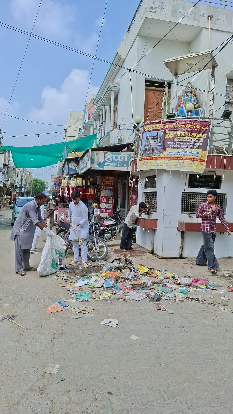 जाखल में सफाई व्यवस्था को लेकर भारी रोष, समाजसेवी ने गंदगी थैले में भरकर नगरपालिका गेट पर रखी