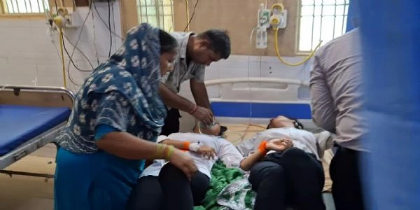 पलवल में स्वतंत्रता दिवस समारोह के दौरान तेज धूप और गर्मी से बेहोश हुईं दर्जनभर छात्राएं, अस्पताल में उपचार में देरी का आरोप
