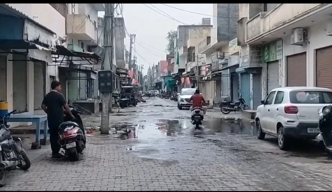जाखल में किसानों का काले झंडों के साथ जोरदार प्रदर्शन, रेलवे निर्माण कार्यों के चलते शहर रहा पूरी तरह बंद