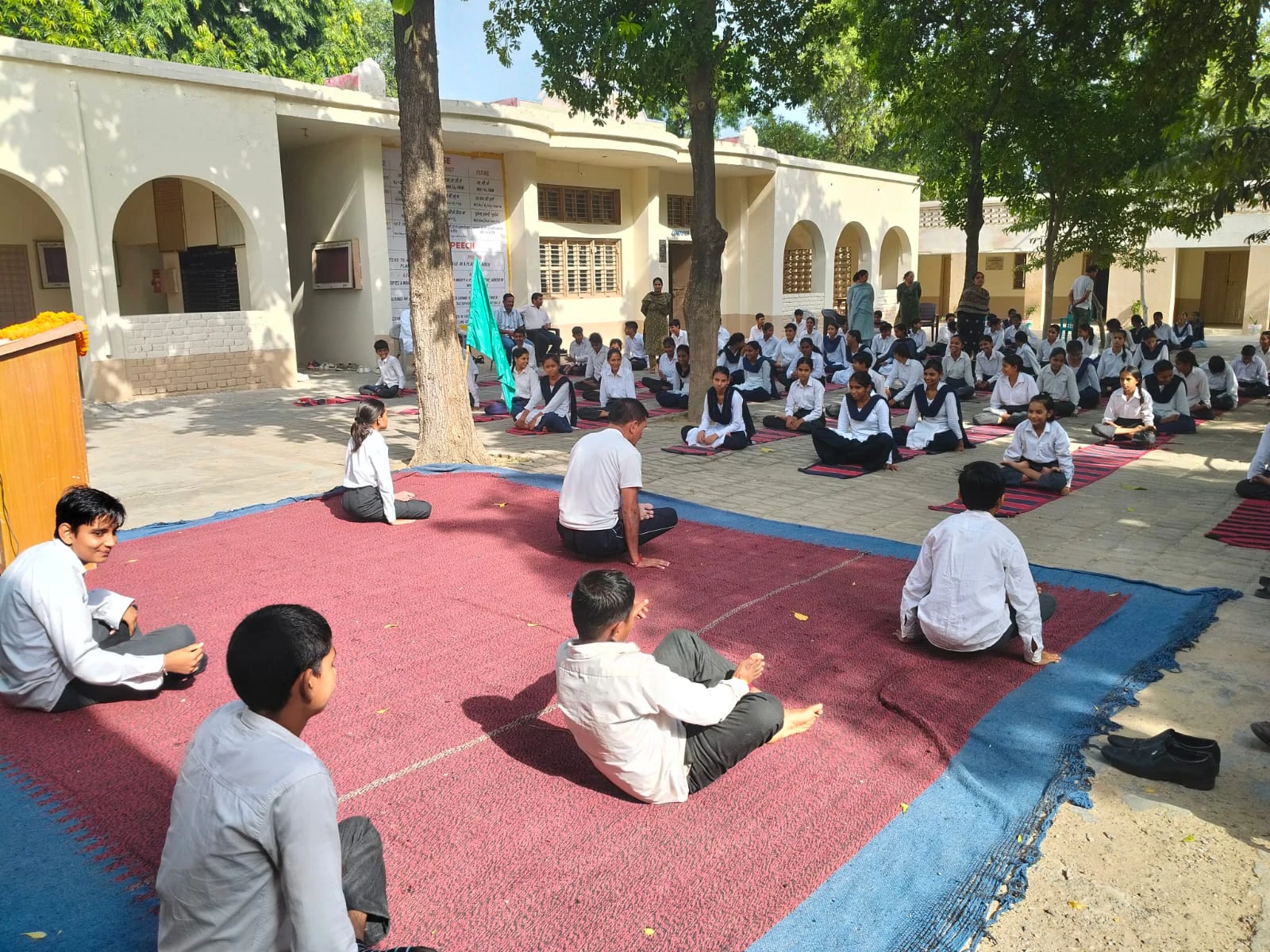 रेवाड़ी के स्कूल में हुआ योग प्रशिक्षण कार्यक्रम आयोजित, छात्रों को सिखाए आसन