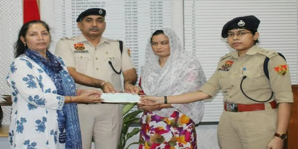 सोनीपत: ड्यूटी के दौरान जान गंवाने वाले मुख्य सिपाही के परिवार को दी 25 लाख रुपये की आर्थिक सहायता