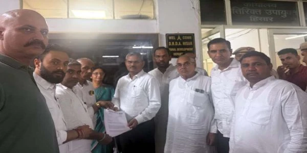 हिसार में सफाई कर्मचारियों की हड़ताल के समर्थन में उतरी जेजेपी, राज्यपाल के नाम उपायुक्त को सौंपा ज्ञापन