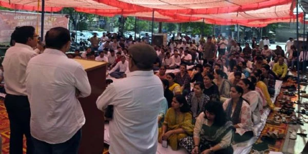 हिसार में बैंक कर्मचारियों की हड़ताल, पांच दिवसीय बैंकिंग और लंबित मांगों को लेकर सड़कों पर उतरे कर्मी