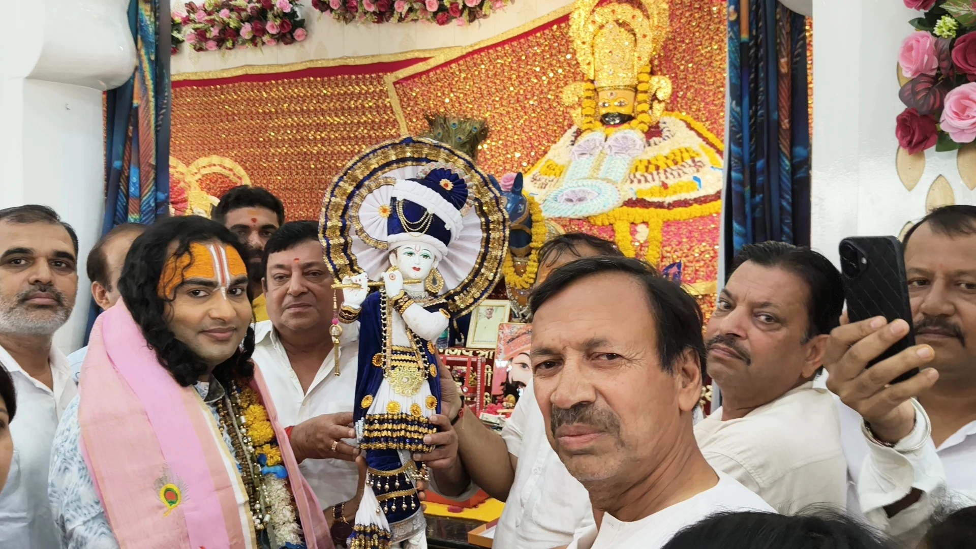 तरावड़ी के खाटू श्याम मंदिर पहुंचे कथावाचक अनिरुद्धाचार्य जी महाराज, गुलाब की पंखुड़ियों से हुआ भव्य स्वागत