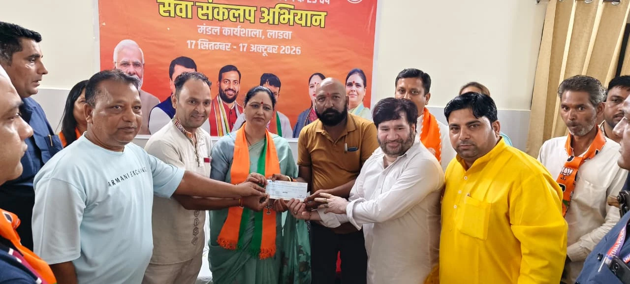 हरियाणा राज्य बाल कल्याण परिषद की उपाध्यक्षा सुमन सैनी ने रामलीला समिति को सौंपा 11 लाख रुपए का चैक