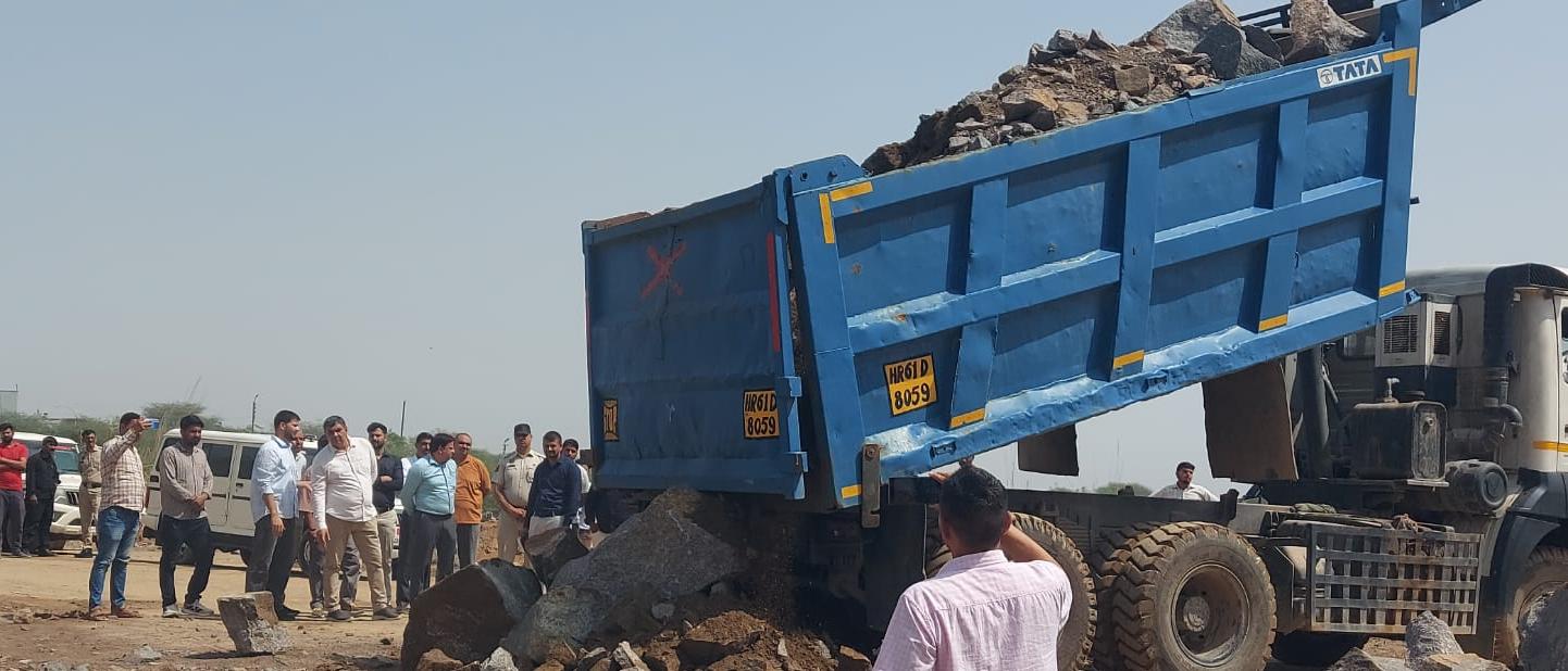 संदीप कुमार ने निरीक्षण के दौरान मिट्टी और बड़े पत्थरों से भरे वाहनों की जांच कर अधिकारियों को कानून व्यवस्था, सुरक्षा और निगरानी संबंधी सख्त निर्देश दिए गए। संदीप कुमार ने निरीक्षण के दौरान मिट्टी और बड़े पत्थरों से भरे वाहनों की जांच कर अधिकारियों को कानून व्यवस्था, सुरक्षा और निगरानी संबंधी सख्त निर्देश दिए गए।