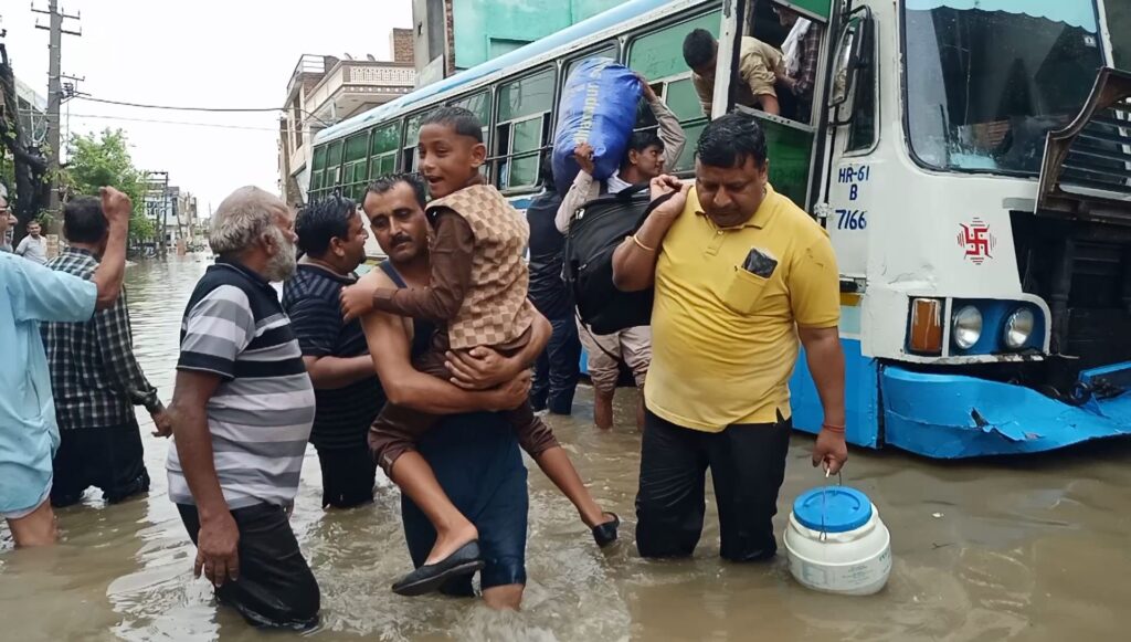 ना हरयाणा सरकार ना 112 काम आया ,जीन्द विकास संगठन मौके पर पहुंचा,यात्रियों को बाहर निकाला,खाने पीने का सामान दिलाया