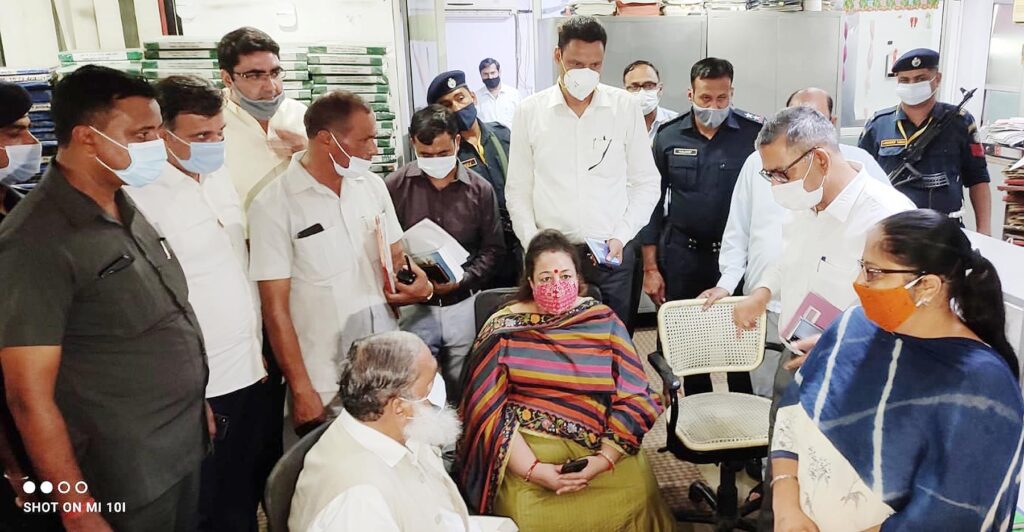 अनिल विज इन एक्शन, तीन अधिकारियों पर दिखा रि-एक्शन