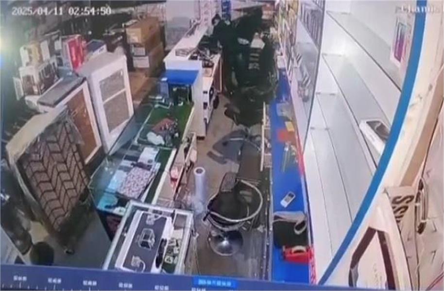 शहर की Famous Mobile Shop में वारदात, मौके पर मंजर देख चक्करों में पड़ी पुलिस