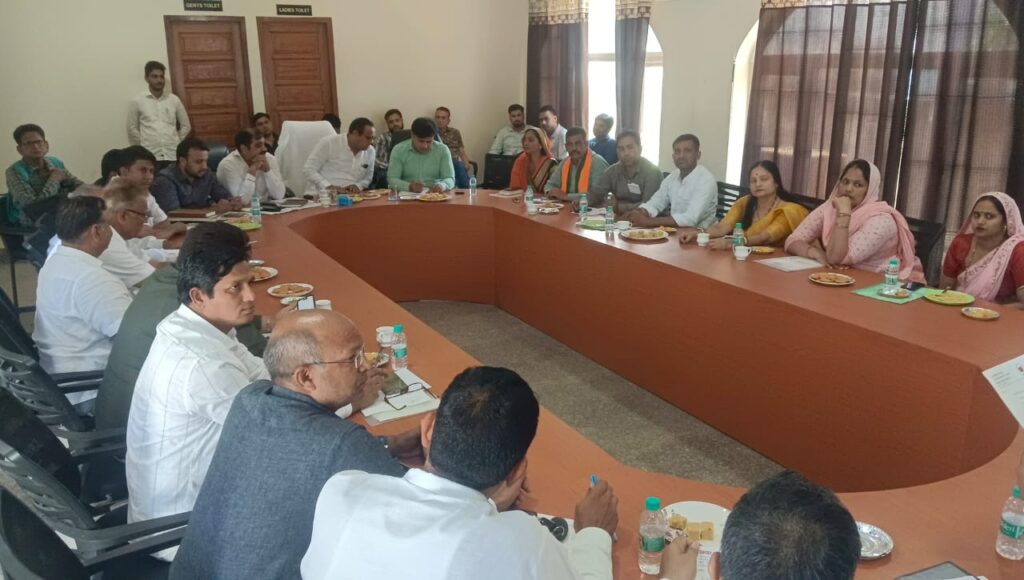 पटौदी जाटोली मंडी परिषद की बैठक में हंगामा ,जनता पागल ,नेता खुश