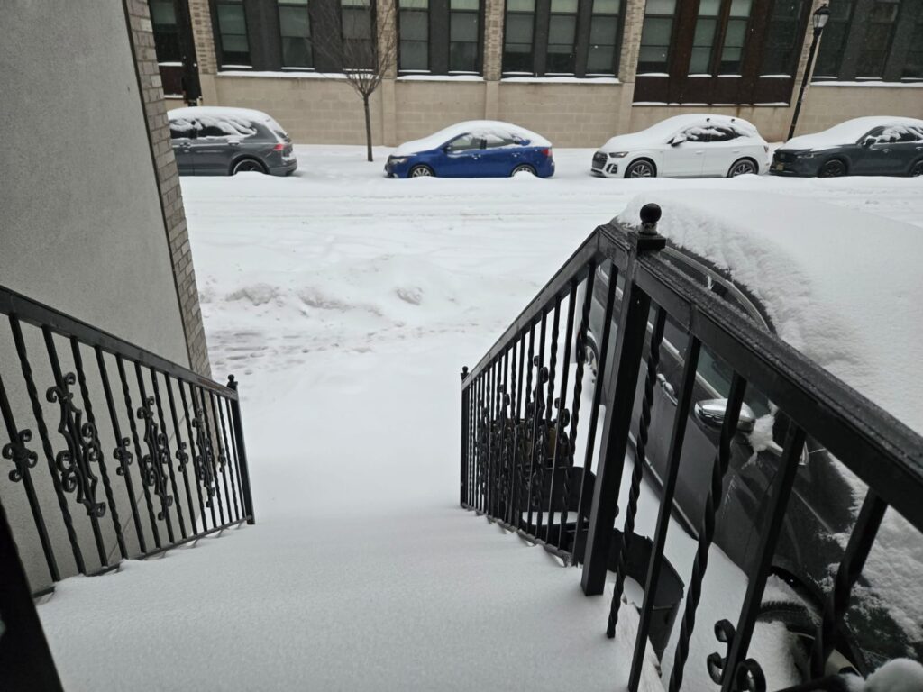 हडसन नदी में तैरती बर्फ, न्यूयॉर्क की सड़कों पर बर्फ के ढेर