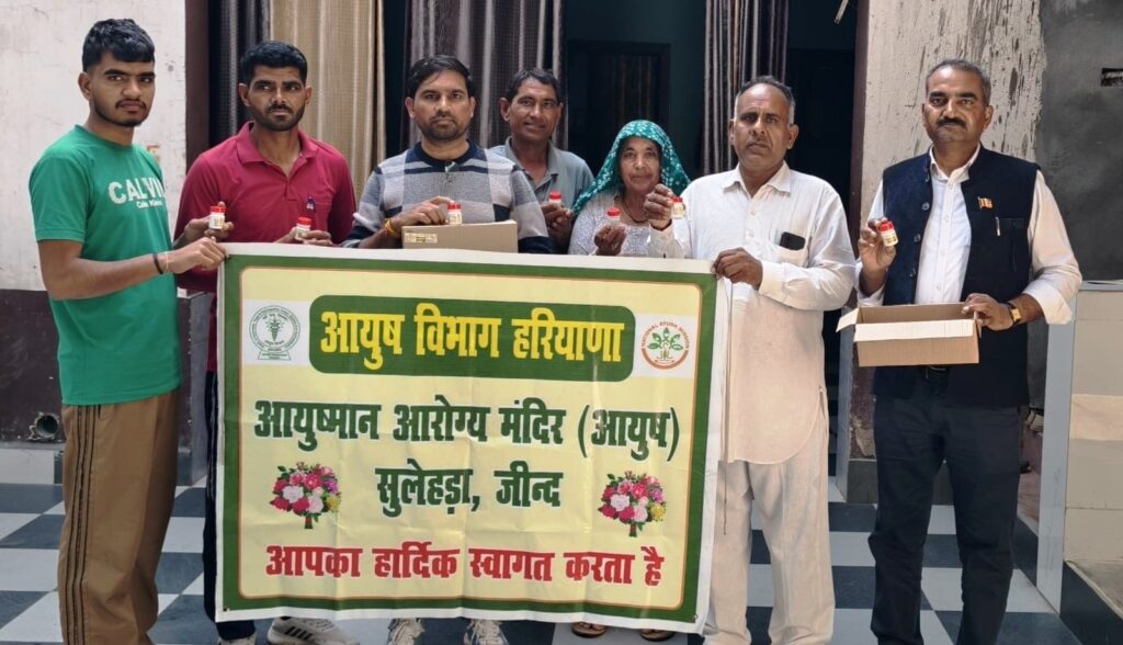 नरवाना के गांव सुलेहड़ा में डोर-टू-डोर औषधियों का वितरण अभियान