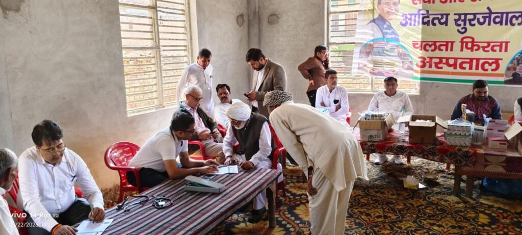 नरवाना के गांव ढ़ाकल में पहुंचा आदित्य सुरजेवाला नि:शुल्क चलता-फिरता अस्पताल वैन” कारवां!