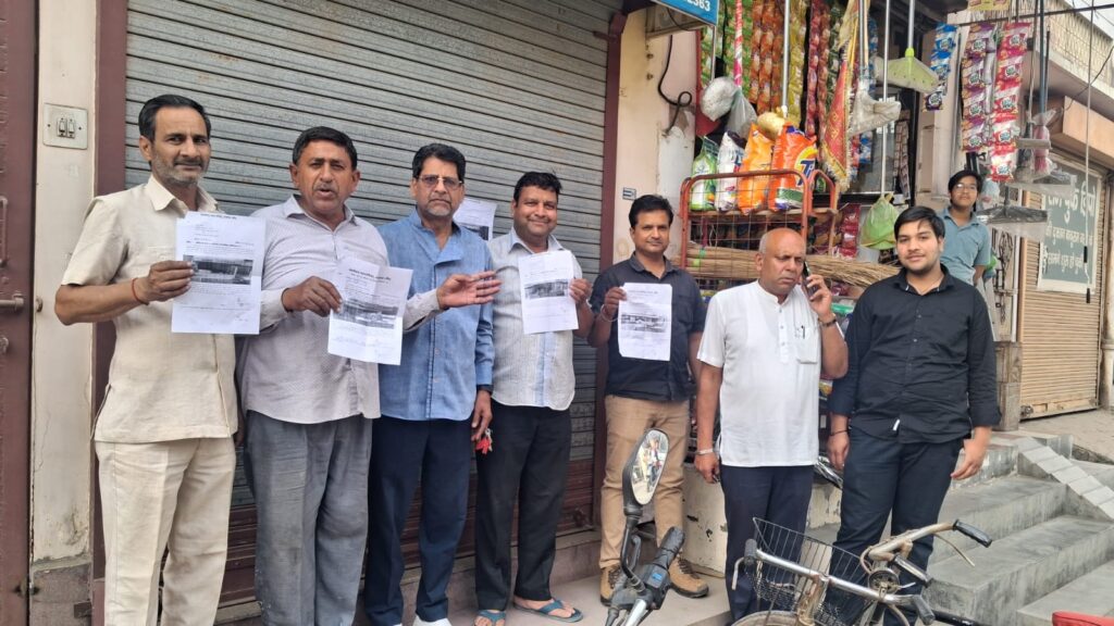 नरवाना नप ने ओल्ड कोर्ट रोड के दुकानदारों को थमाए नोटिस