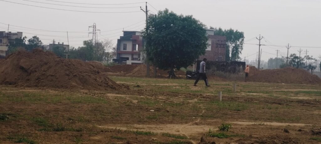 बराड़ा एसडीएम कार्यालय के सामने ही कट रही अवैध कॉलोनी