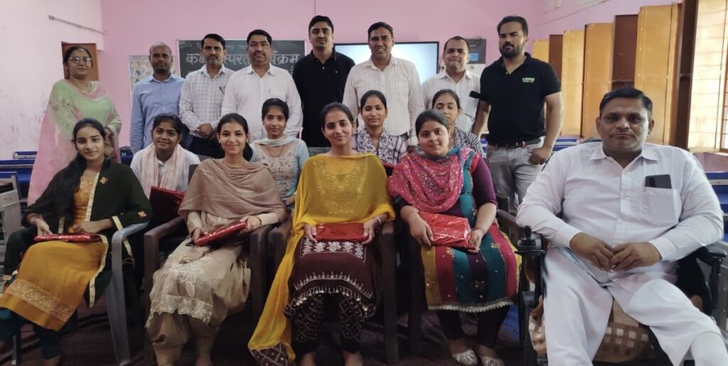 नरवाना : एसडी महिला महाविद्यालय की प्रतिभाशाली छात्राओं को सम्मानित करते अध्यापक