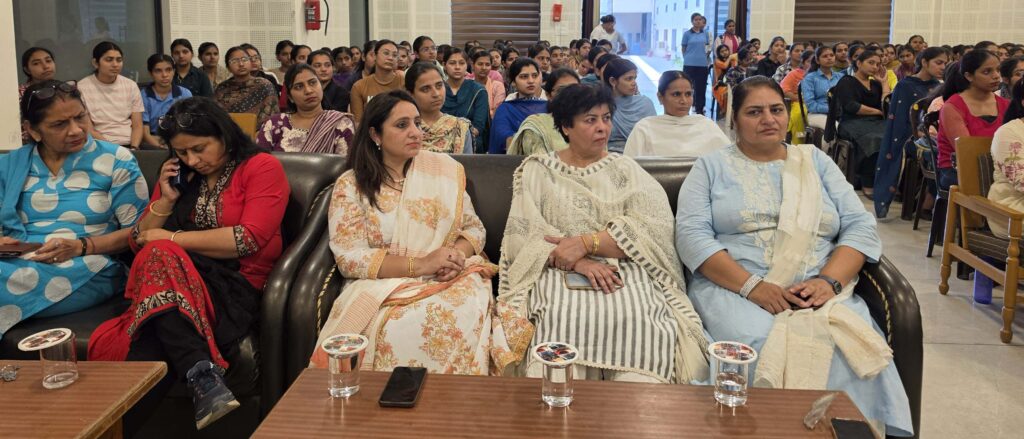 सनातन धर्म महिला महाविद्यालय वर्कशाप के दौरान छात्राएं ।