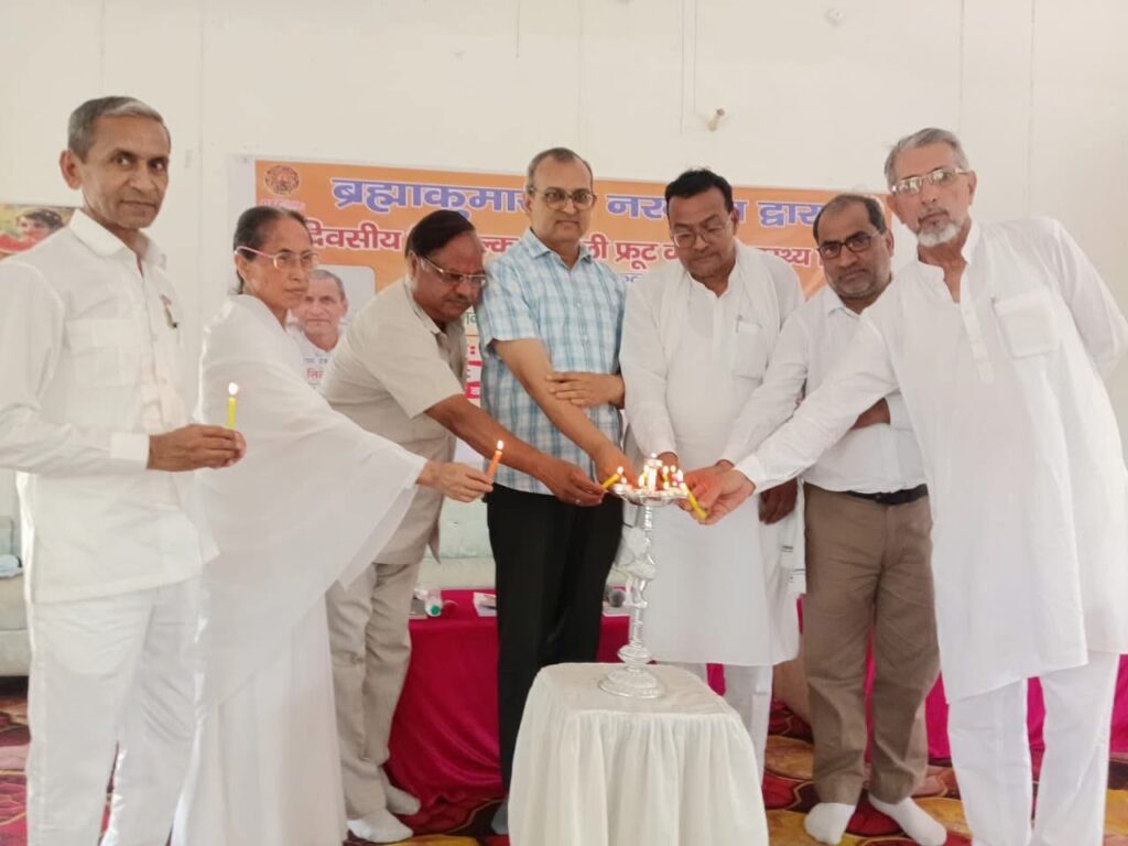 ब्रह्माकुमारी नरवाना के जीएफसी फलाहार शिविर में दीप प्रज्वलित करते हुए अतिथिगण