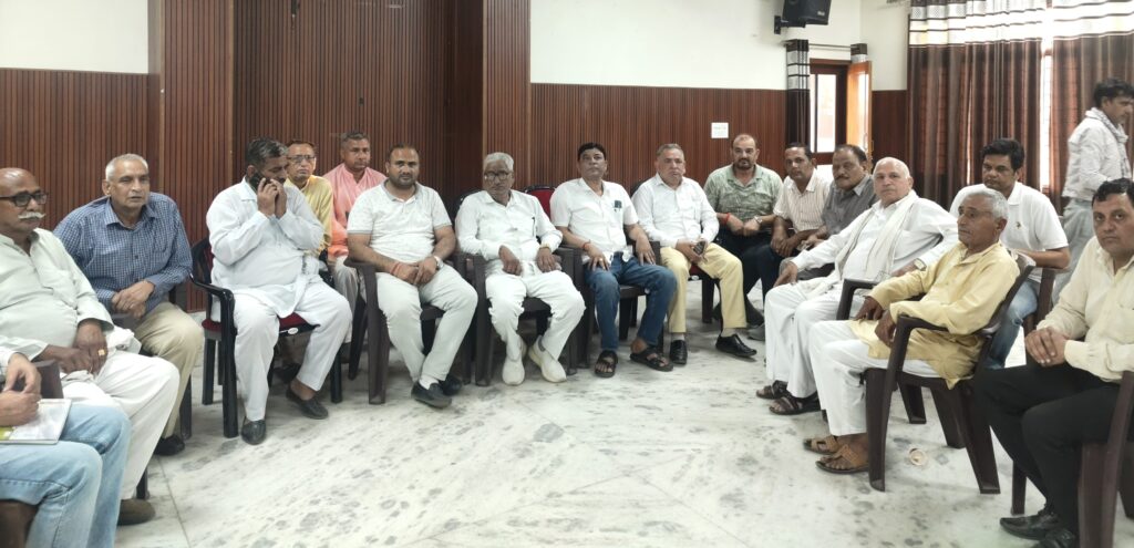 बाबैन में भगवान परशुराम प्रकट दिवस के आयोजन को लेकर निमंत्रण देते हुए ब्राह्मण समाज के नेता डॉ. फकीर चंद शर्मा।