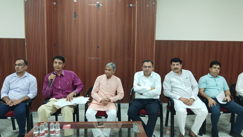 कैलाश सैनी मंगलवार को बाबैन के किसान विश्राम गृह में आयोजित अधिकारियों की बैठक की अध्यक्षता कर रहे थे