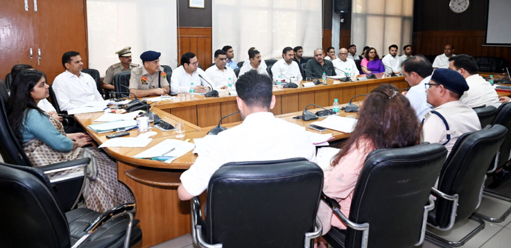 सोनीपत। लघु सचिवालय में एनकोर्ड बैठक की अध्यक्षता करते उपायुक्त नेहा सिंह।