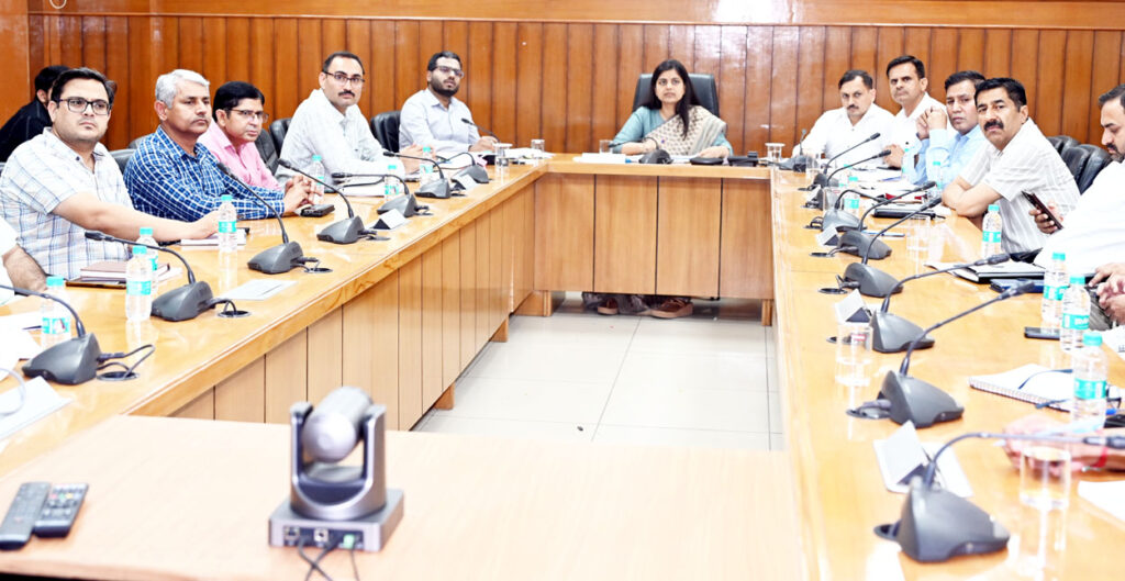 सोनीपत। लघु सचिवालय में अधिकारियों के साथ सुरक्षित स्कूल वाहन पॉलिसी समिति की मासिक बैठक लेते उपायुक्त नेहा।