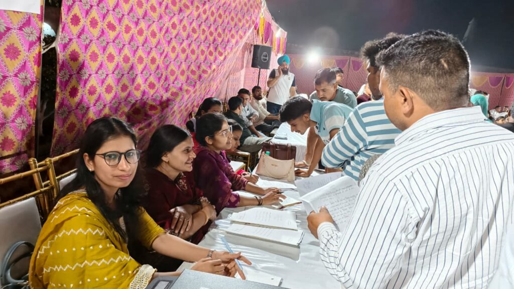 नरवाना के गांव उझाना खंड के गांव रेवर में हुआ रात्रि ठहराव कार्यक्रम में पहुंचे लोग