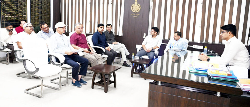 सोनीपत,दुर्लभ पांडुलिपियों को लेकर अधिकारियों के साथ बैठक करते एडीसी अजय चोपड़ा।