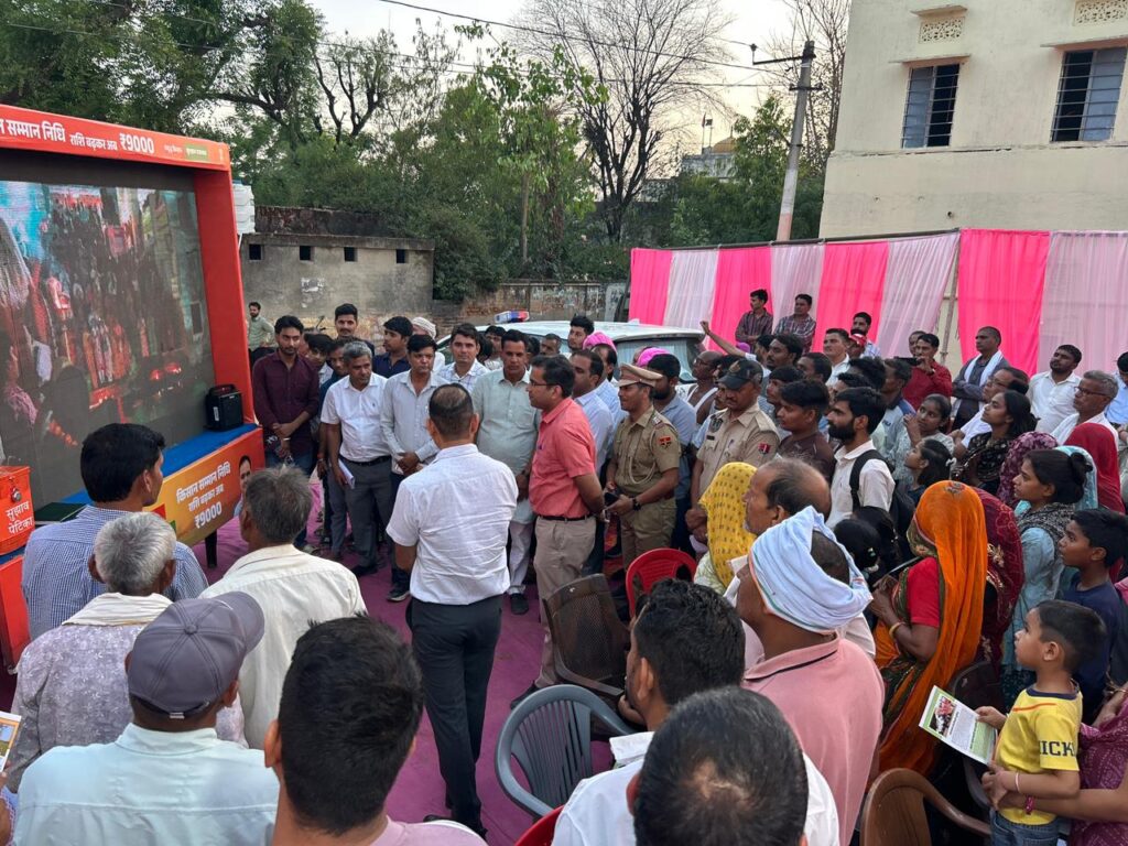 लोक कलाकारों ने संध्या चौपालों में बांधा समा आमजन को दी ग्राम व सरकार की योजनाओं की जानकारी