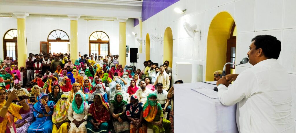 बैठक के दौरान सफाई कर्मचारी यूनियन द्वारा सौंपे गए मांग पत्र और विभिन्न समस्याओं पर चेयरमैन कृष्ण कुमार ने सकारात्मक रुख दिखाया।