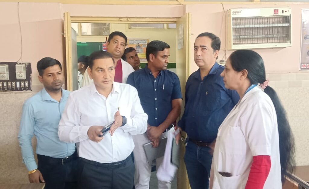 तरावड़ी के सरकारी अस्पताल मे औचक निरीक्षण करते एसडीएम अशोक कुमार।