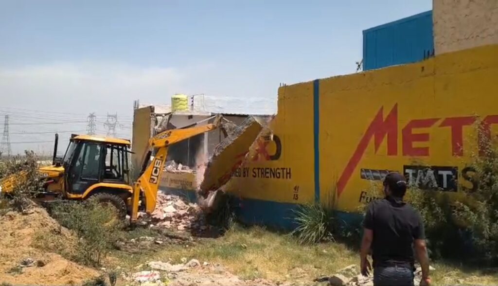 अवैध रूप से किए गए ऑफिस के निर्माण की पहचान कर मशीनरी की सहायता से पूरी तरह अवैध निर्माण को ध्वस्त किया गया,