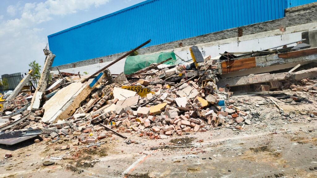 अवैध रूप से लगभग 03 करोड़ रुपए कीमत की लगभग 300 वर्ग गज जमीन पर अवैध रूप से ऑफिस बनाया हुआ था