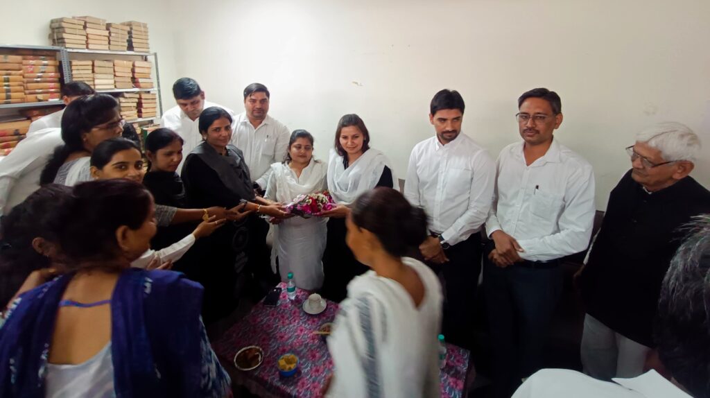 पटौदी कोर्ट में अपनी सेवाएं दे रहे इन दोनों न्यायिक अधिकारियों के सम्मान में सादगी पूर्ण गुरुवार को पटौदी बार एसोसिएशन के द्वारा विदाई समारोह का आयोजन किया गया