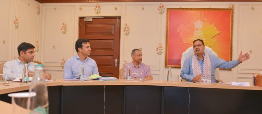 मुख्यमंत्री बुधवार को मुख्यमंत्री कार्यालय में ‘फॉरेन लैंग्वेज कम्युनिकेशन स्किल प्रोग्राम’ कार्यक्रम की रूपरेखा एवं तैयारियों के संबंध में आयोजित बैठक की अध्यक्षता कर रहे थे। उन्होंने कहा कि राज्य सरकार युवाओं को रोजगार के अधिक से अधिक अवसर सुनिश्चित करने के साथ ही उन्हें रोजगार प्रदाता बनाने के लक्ष्य पर कटिबद्ध होकर कार्य कर रही है।