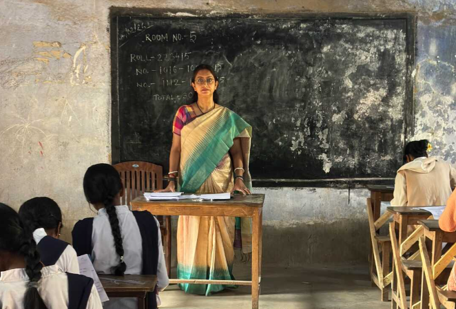 महिला शिक्षिका क्लासरूम में छात्राओं को पढ़ाती हुई - भारतीय स्कूल में महिला शिक्षिका