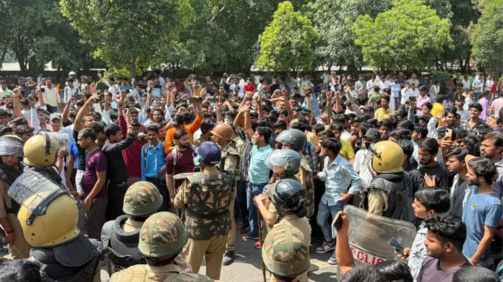 नोएडा में भड़का श्रमिक आंदोलन मजदूरों का प्रदर्शन