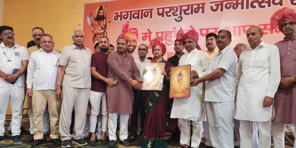 भगवान परशुराम जन्मोत्सव पर हरियाणा बाल विकास परिषद की उपाध्यक्ष सुमन सैनी को सम्मानित करते ब्राह्मण समाज के लोग