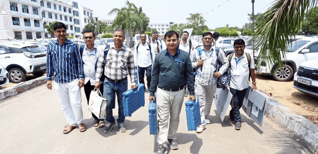ईवीएम तथा मतदान प्रक्रिया से संबंधित अन्य आवश्यक सामग्री लेकर मतदान केंद्रों के लिए जाते नियुक्त कर्मचारी।
