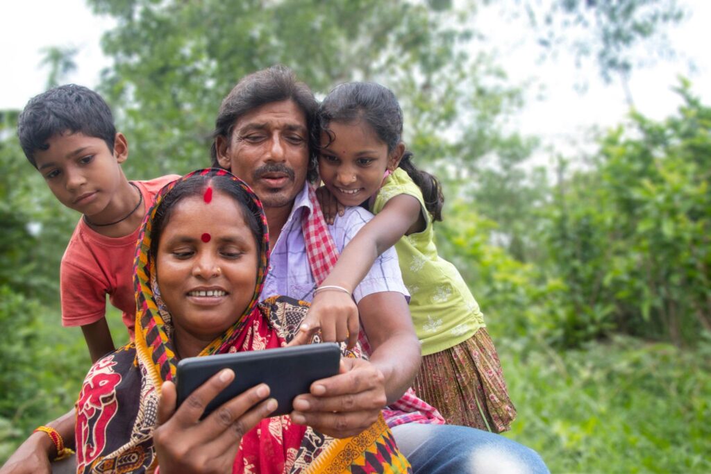 संयुक्त परिवार के टूटते रिश्तों और बढ़ती पारिवारिक दूरी को दर्शाती भावनात्मक तस्वीर। संयुक्त परिवार के टूटते रिश्तों और बढ़ती पारिवारिक दूरी को दर्शाती भावनात्मक तस्वीर।