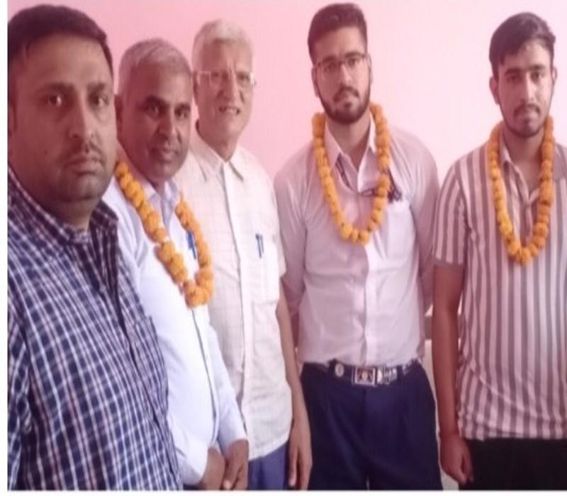 नरवाना के मेधावी छात्र लक्ष्य और कार्तिक ने बढ़ाया क्षेत्र का मान, शिक्षा उपलब्धि पर हुआ सम्मान समारोह हरियाणा में तीसरा स्थान प्राप्त करने पर खरल के मेधावी छात्र लक्षय सोनी एवं स्कूल टॉपर कार्तिक सोनी हुए सम्मानित