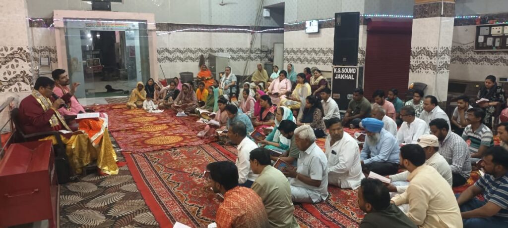 श्री बाला जी मंदिर में उपस्थित श्रद्धालुगण