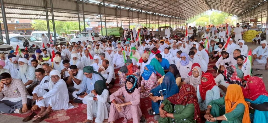 पगड़ी संभाल जट्टा किसान संघर्ष समिति के आह्वान पर जिलेभर से किसान और मजदूर हिसार रोड स्थित नई सब्जी मंडी में एकत्रित हुए