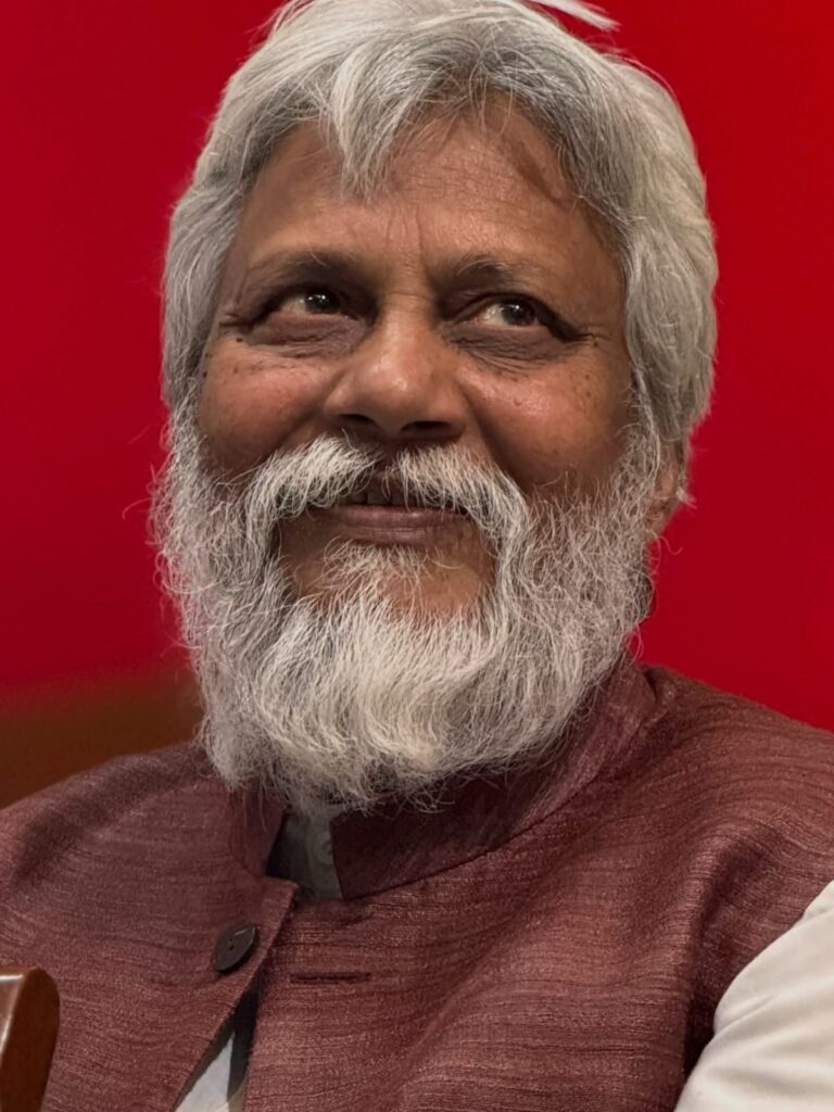 राजेंद्र सिंह जी ने आधुनिक सुख-सुविधाओं और सरकारी नौकरी को छोड़कर जल संकट से जूझते भारत के ग्रामीण इलाकों की तकदीर और तस्वीर बदल दी