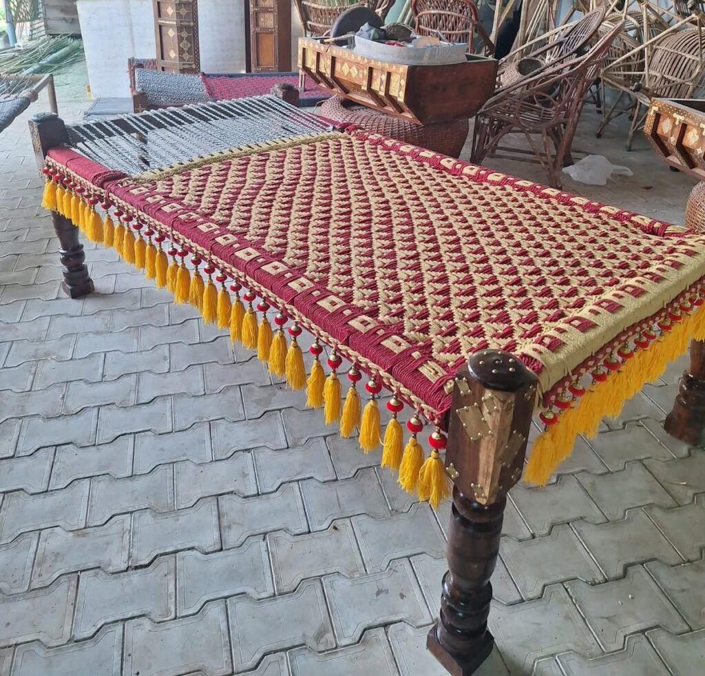 भारतीय जीवन का आधार रही। गाँवों में चौपाल की पहचान खाटों से होती थी। परिवार के बुजुर्ग खाट पर बैठकर निर्णय लेते थे, किसान दिनभर के श्रम के बाद खाट पर विश्राम करते थे भारतीय जीवन का आधार रही। गाँवों में चौपाल की पहचान खाटों से होती थी। परिवार के बुजुर्ग खाट पर बैठकर निर्णय लेते थे, किसान दिनभर के श्रम के बाद खाट पर विश्राम करते थे