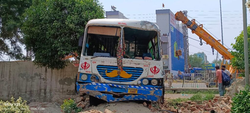 नरवाना : हरियल विश्रामगृह की दीवार तोड़ते हुए पल्टी क्षतिग्रस्त बस