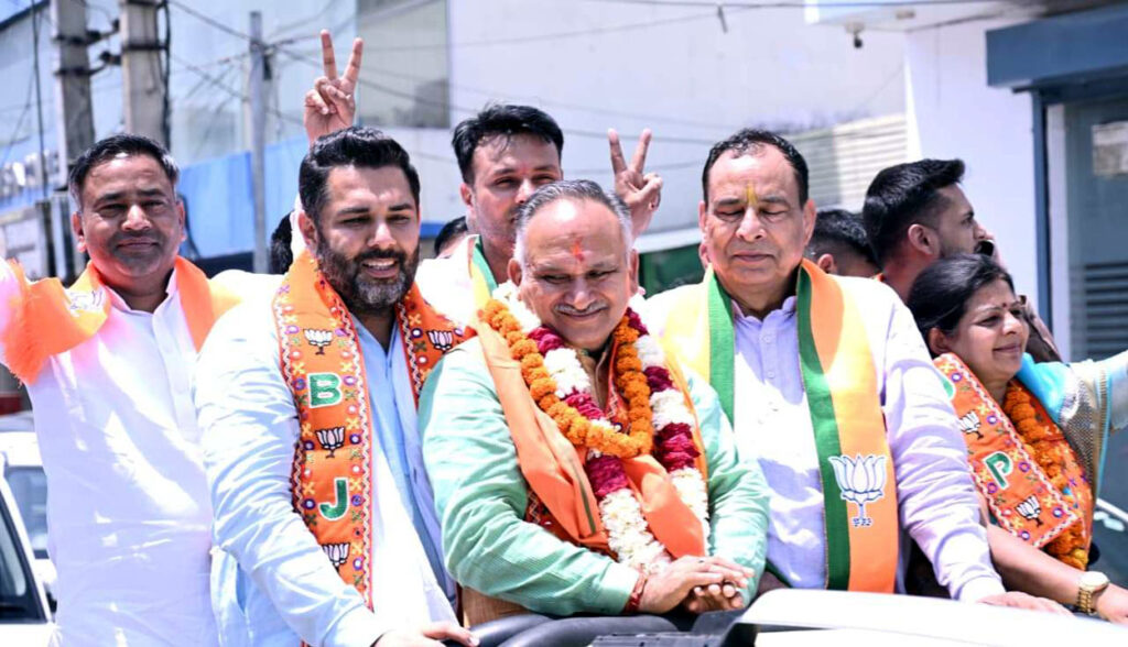 भाजपा के सिर सजा ताज: हरियाणा निकाय चुनाव 2026 में तीनों नगर निगमों पर कब्जा सोनीपत। विजेता मेयर राजीव जैन को प्रमाण पत्र देते आरओ।