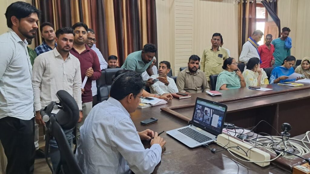 नरवाना : समाधान शिविर में नागरिको की समस्याएं सुनते हुए एसडीएम जगदीशचन्द्र